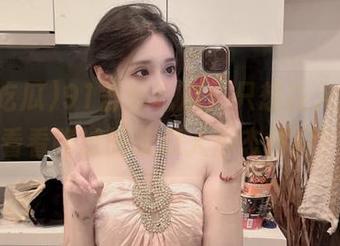 91吾爱吃瓜，只想在入口等，看看路过的吃瓜人形态各异！