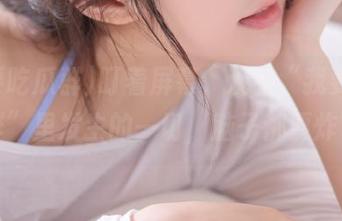 盯着屏幕，观看“我要吃瓜群”里发生的一切，脑子都要炸了