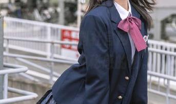 直达“黑料社官网”，这设计倒是挺符合神秘感的呐。